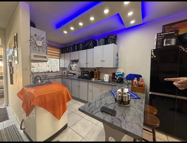 2 BEDROOM APARTMENT FOR SALE IN VANDERBIJLPARK CW 6